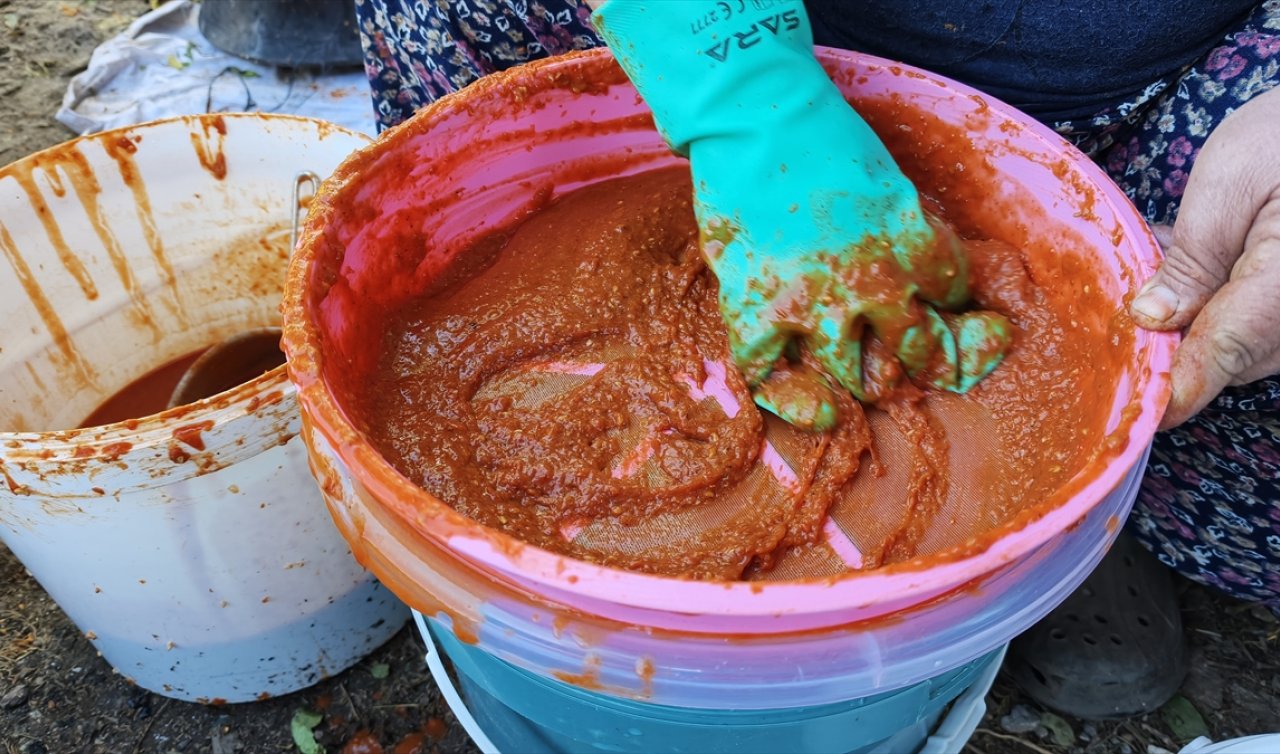 Diken diken topluyor, saatlerce uğraşıp marmelata dönüştürüyor