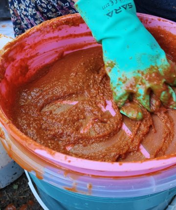 Diken diken topluyor, saatlerce uğraşıp marmelata dönüştürüyor