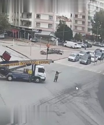 Konya’da nakliyat aracının çarptığı yaşlı kadın hayatını kaybetti: İşte o görüntüler